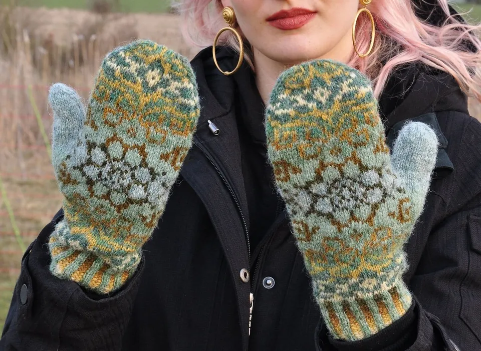 helleborus-mittens-marion-schlenzka-patron-moufles-jacquard-pdf image 1