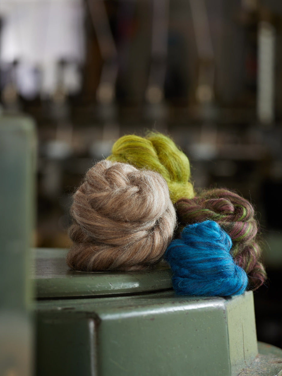 john-arbon-harvest-hues-tops-laine-filer-silver-birch-zwartbles image 1