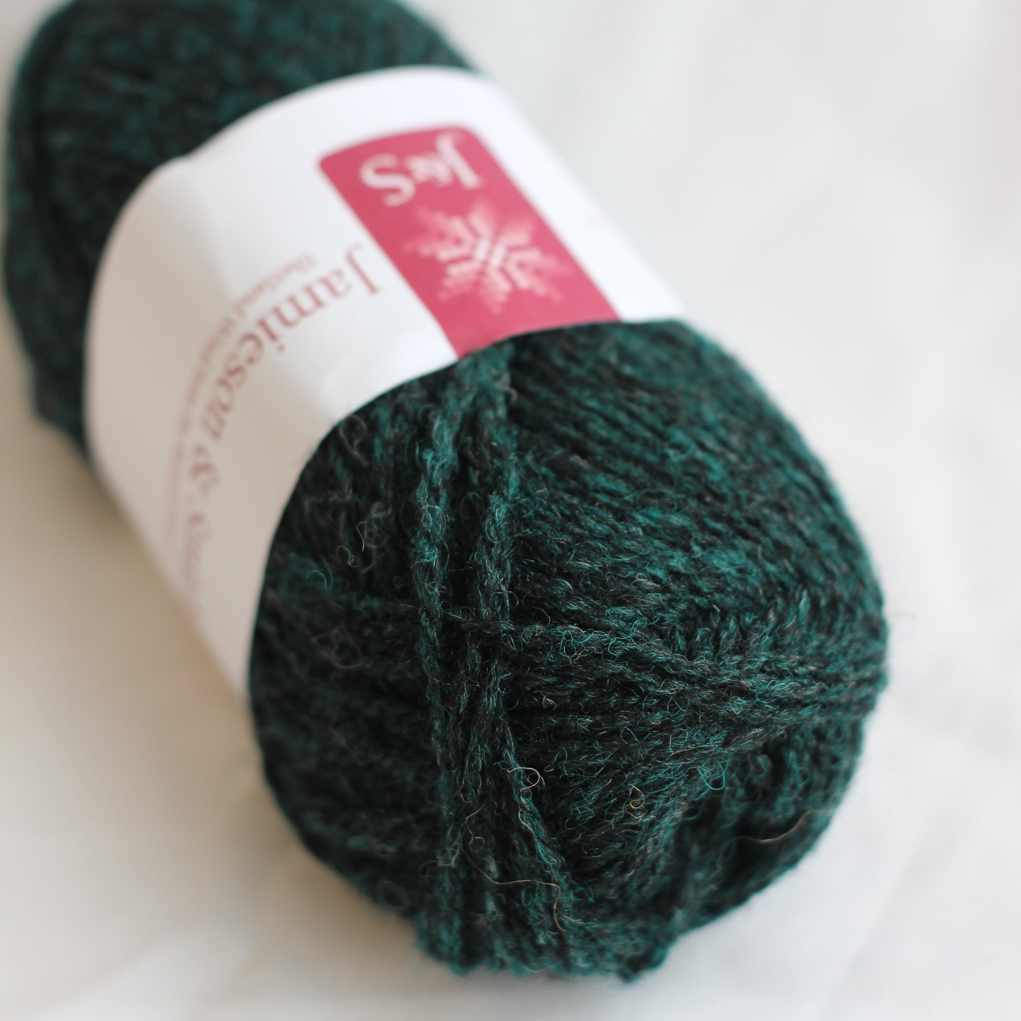 jamieson-smith-2ply-jumper-weight-fil-vert-fonc-82-25g image 1