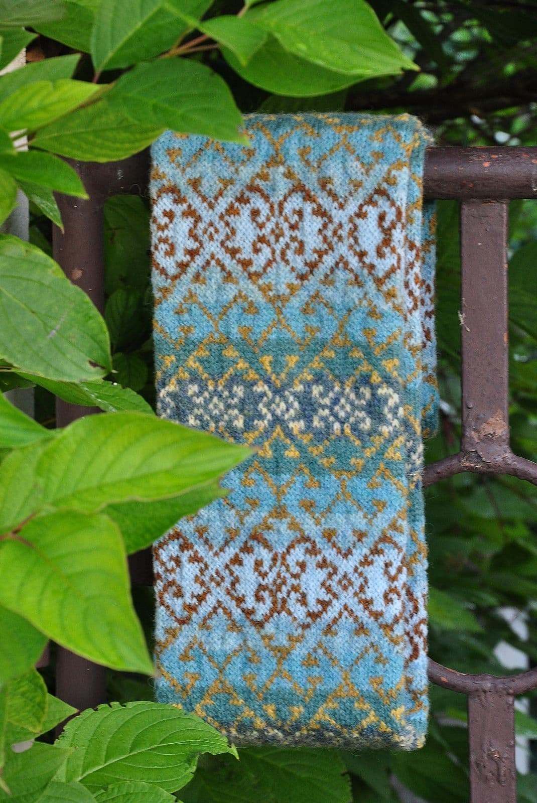 jamieson-s-woolly-blues-loop-marion-schlenzka-patron-snood image 2