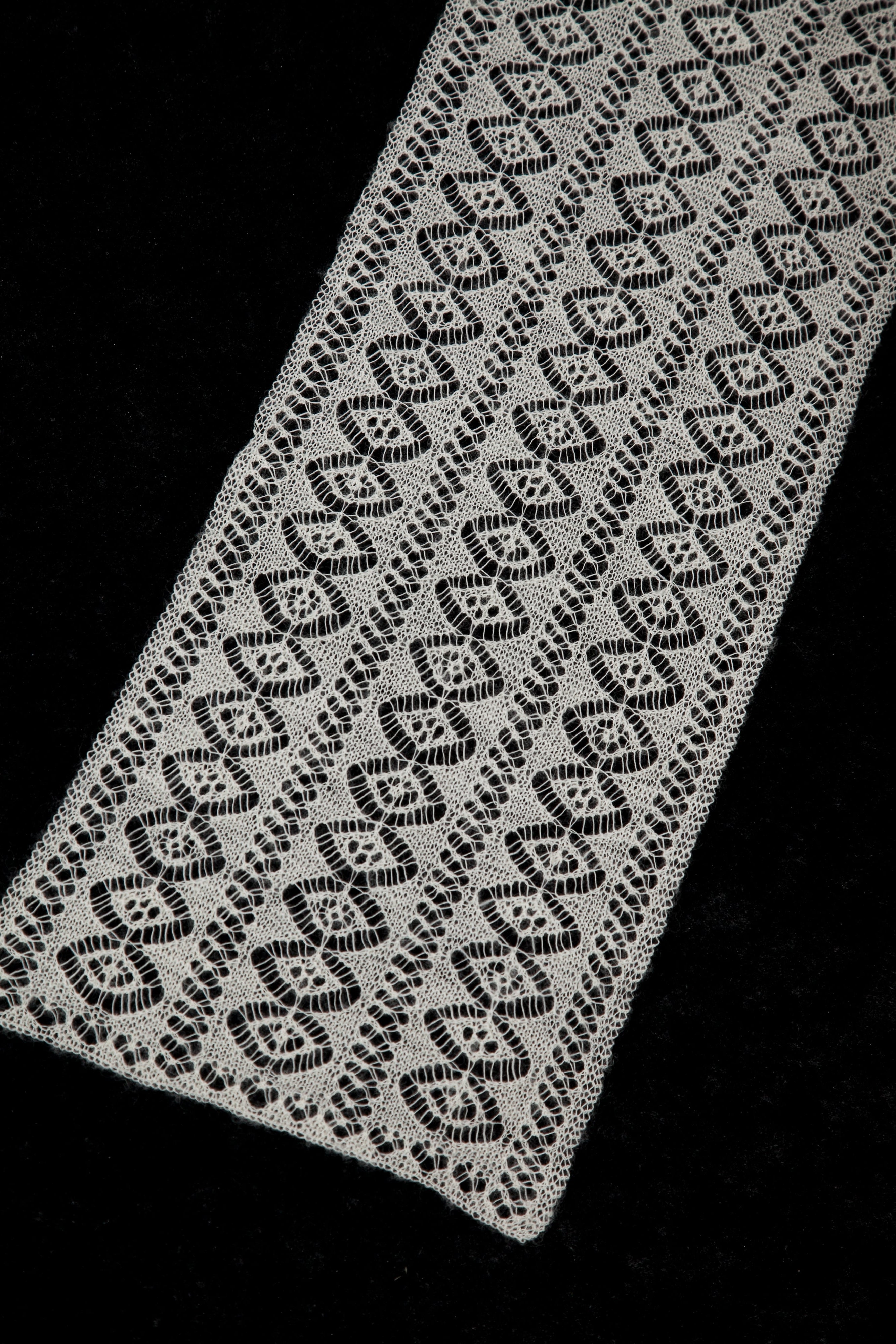 jamieson-smith-kits-dunella-scarf-kit-tricot-foulard-dentelle-fine image 1