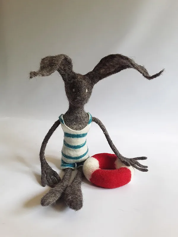 bellaventure-lapin-nageur-figurine-feutre-50-cm-laine-france image 1