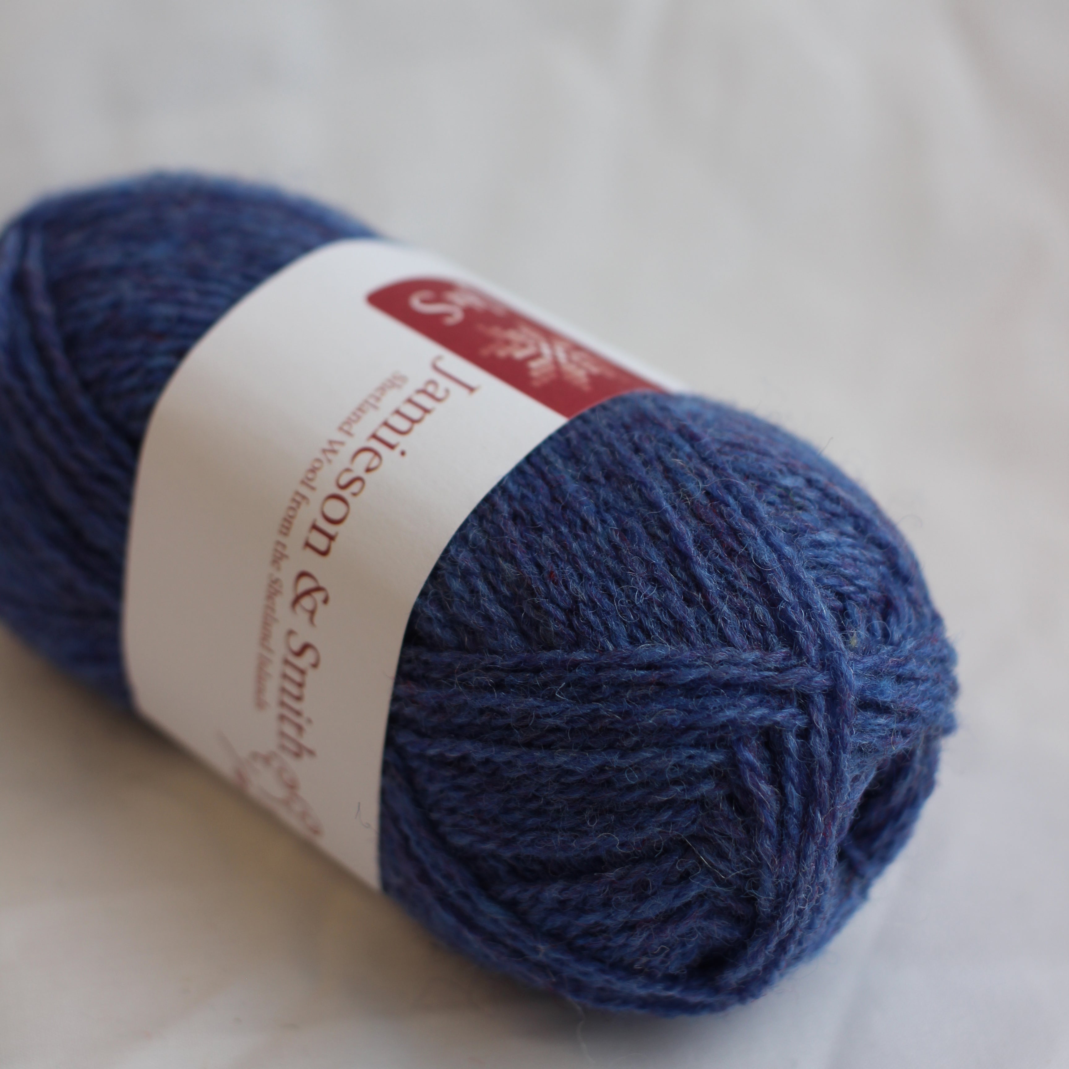 jamieson-smith-2ply-jumper-weight-fil-fc37-pelote-violet-bleu image 1