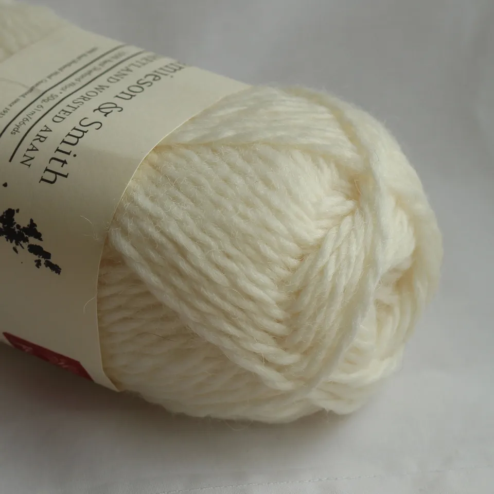 jamieson-smith-aran-worsted-fil-snaa-white-50g image 1