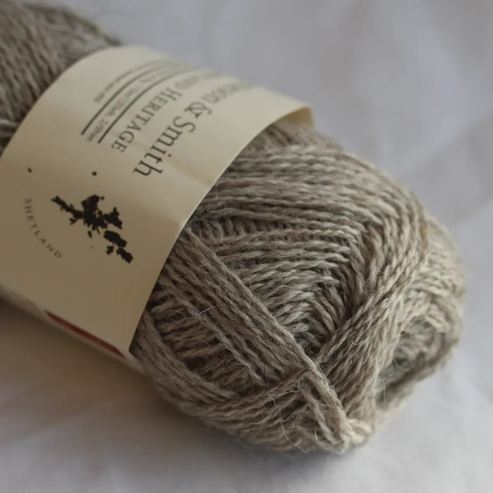 jamieson-smith-shetland-heritage-pelote-gris-clair-naturel-25g image 1