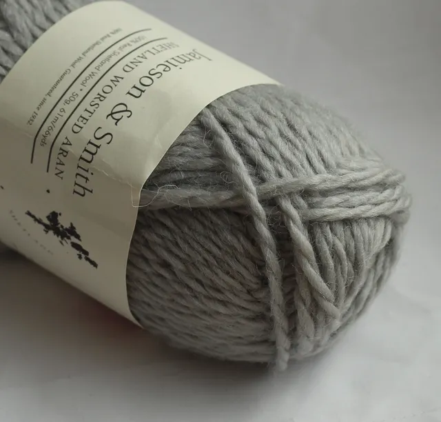 jamieson-smith-shetland-aran-fil-silver-grey-pelote-50g-torsades image 1