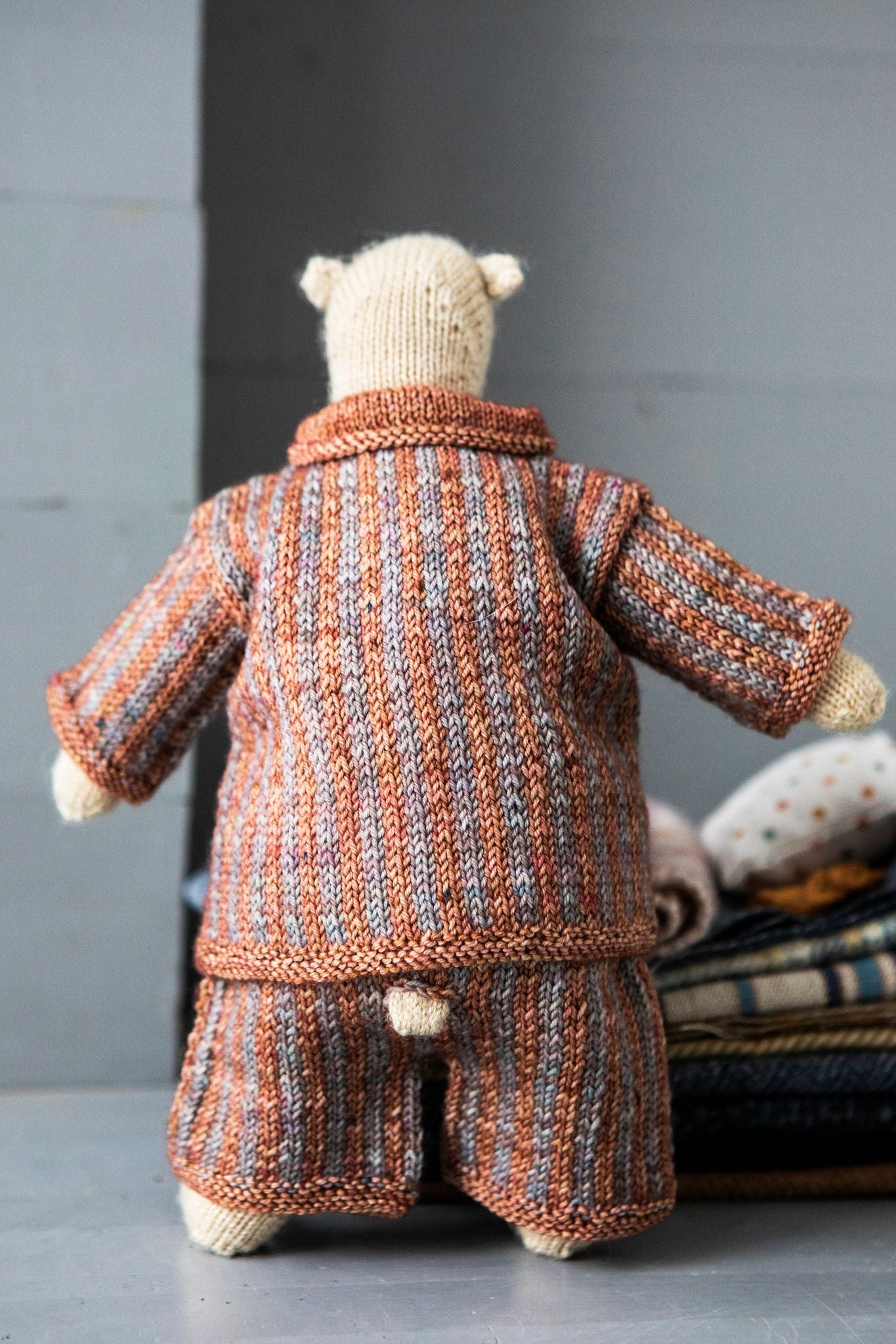 john-arbon-mouche-the-bear-kit-ours-dungas-copper-pjs-copper-grey image 4
