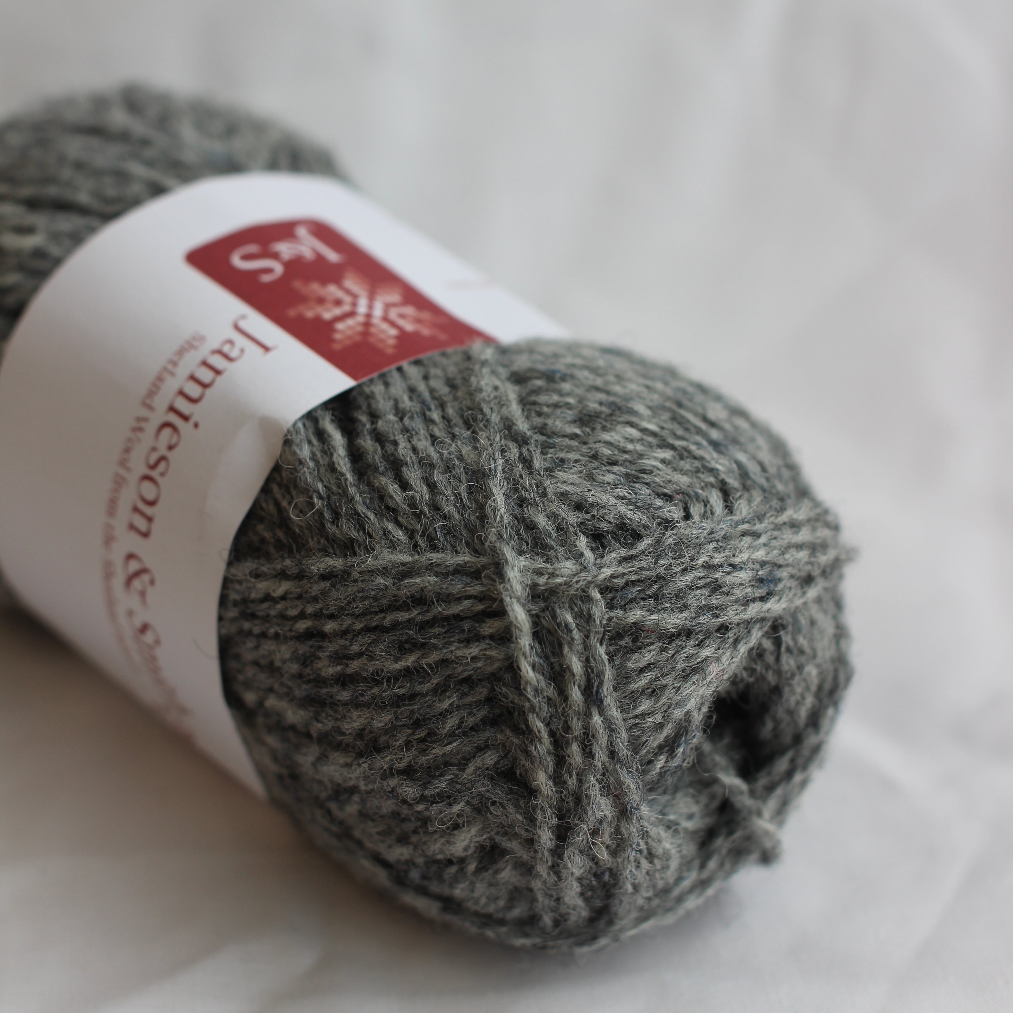 jamieson-smith-2ply-pelote-laine-grise-shade-27-25g image 1