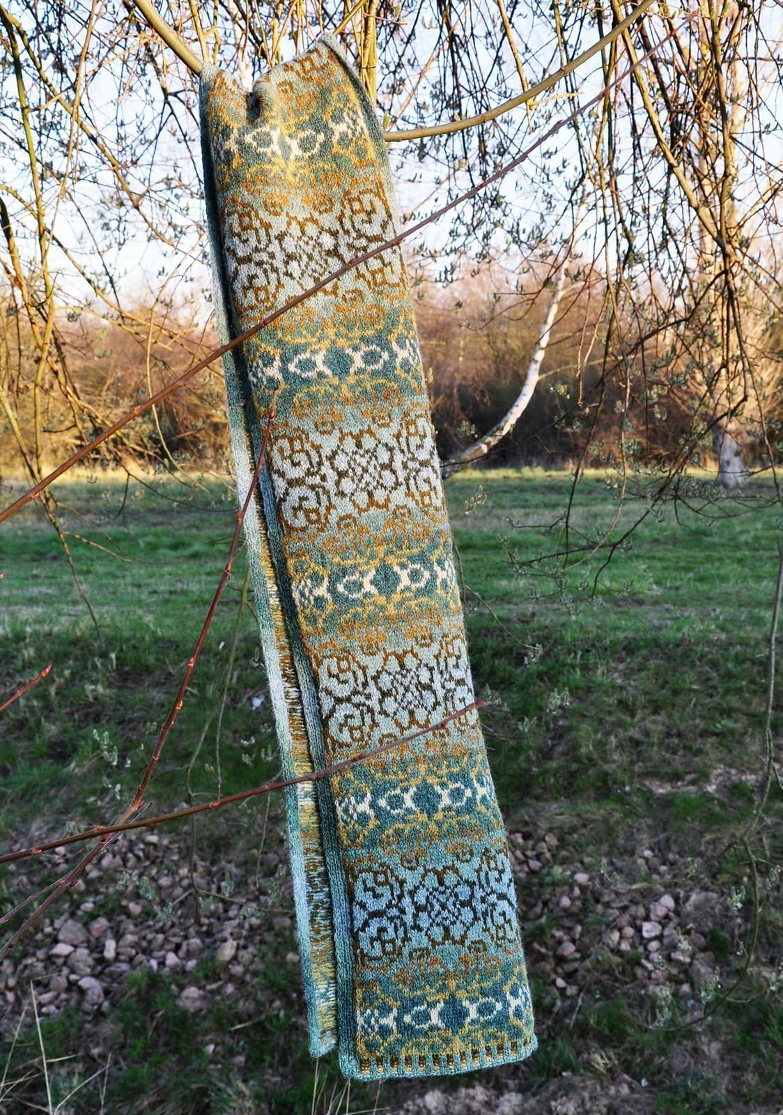 helleborus-scarf-marion-schlenzka-patron-tricot-charpe-22x210-cm image 1