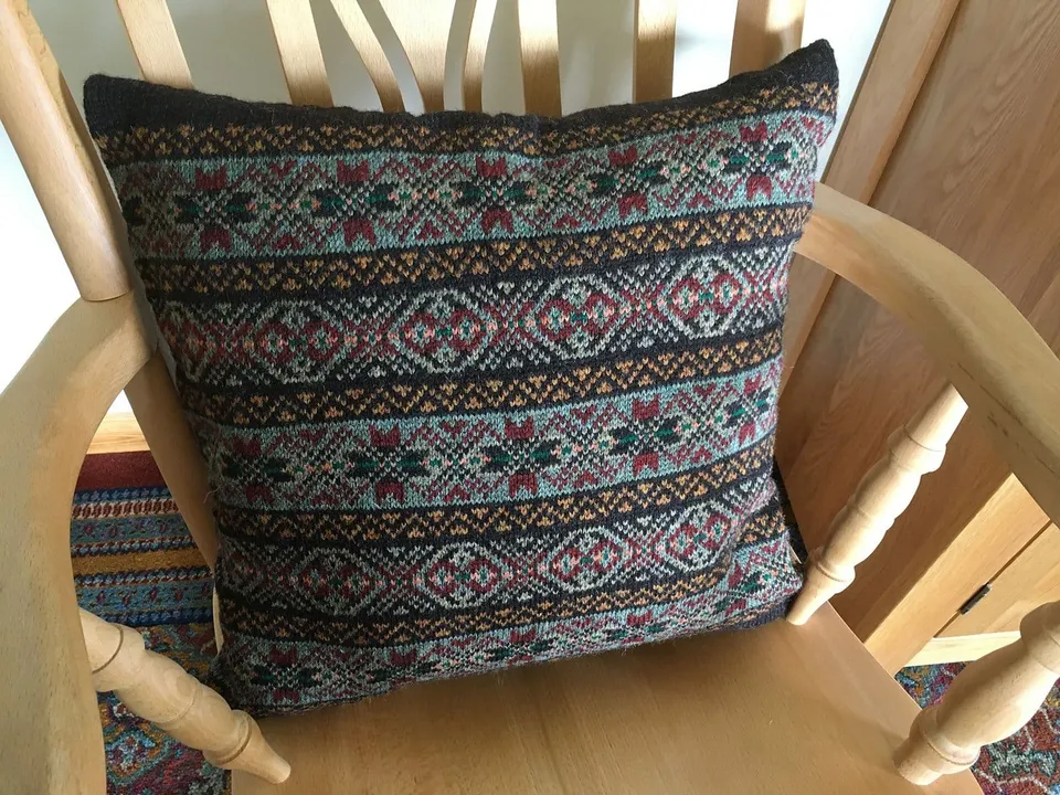 jamieson-s-hairst-cushion-wilma-malcolmson-patron-coussin image 1
