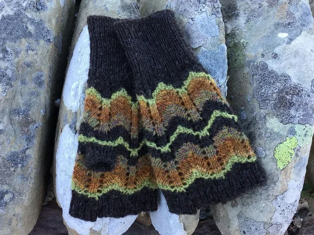 jamieson-s-landscape-lace-mitts-wilma-malcolmson-patron-moufles image 1