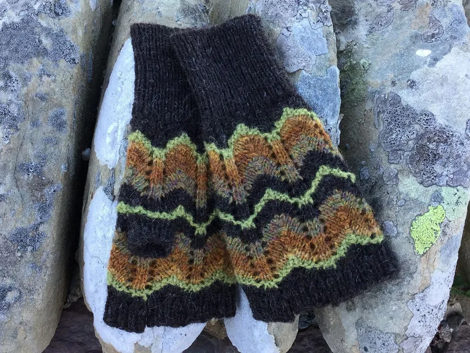 jamieson-s-landscape-lace-mitts-wilma-malcolmson-patron-moufles image 1
