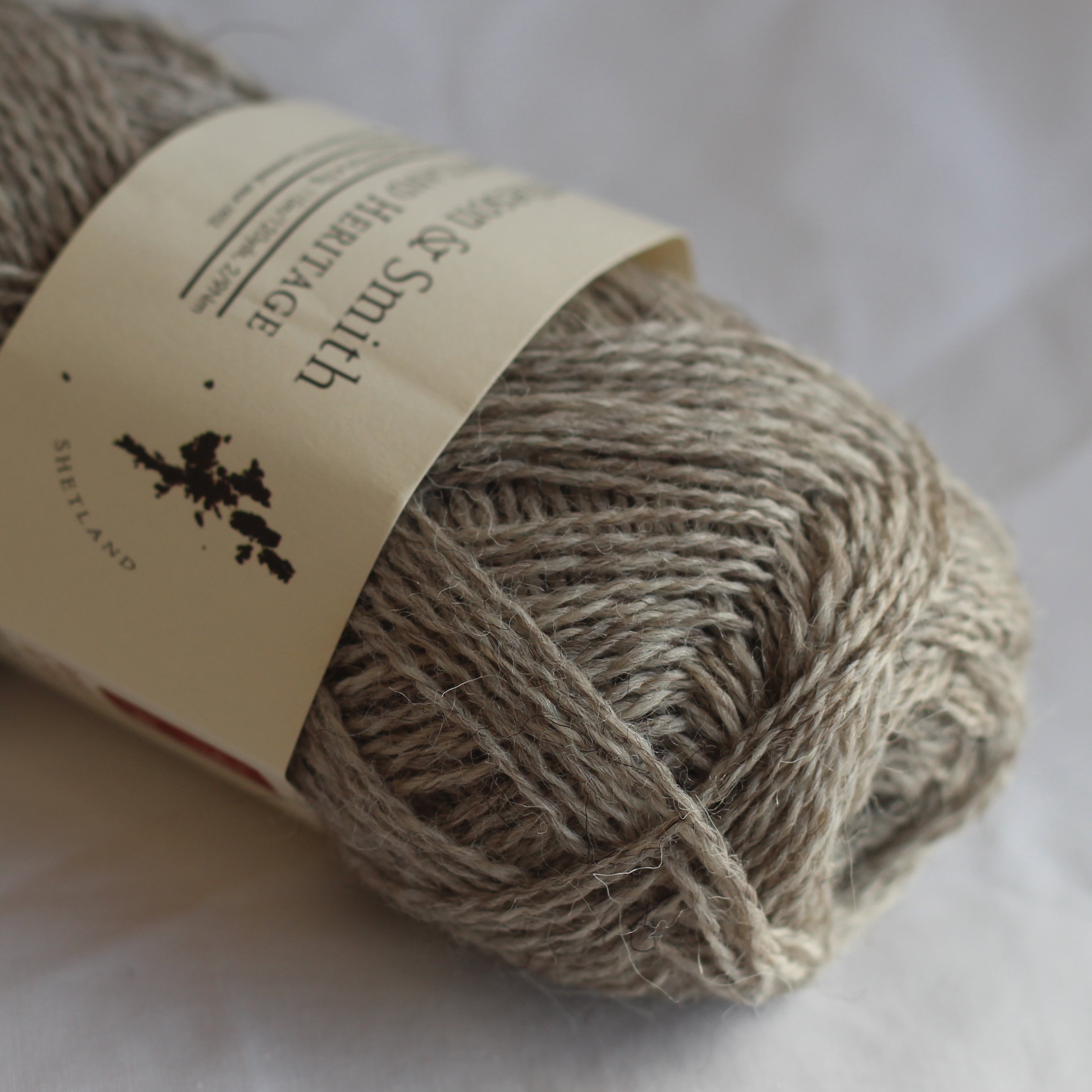 jamieson-smith-shetland-heritage-pelote-gris-clair-naturel-25g image 1