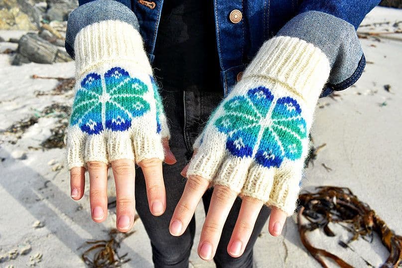jamieson-s-fiesta-flooers-fingerless-gloves-patron-mitaines-pdf image 2