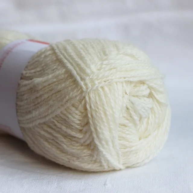 jamieson-smith-shetland-supreme-laine-2001-white-50g-cru image 1
