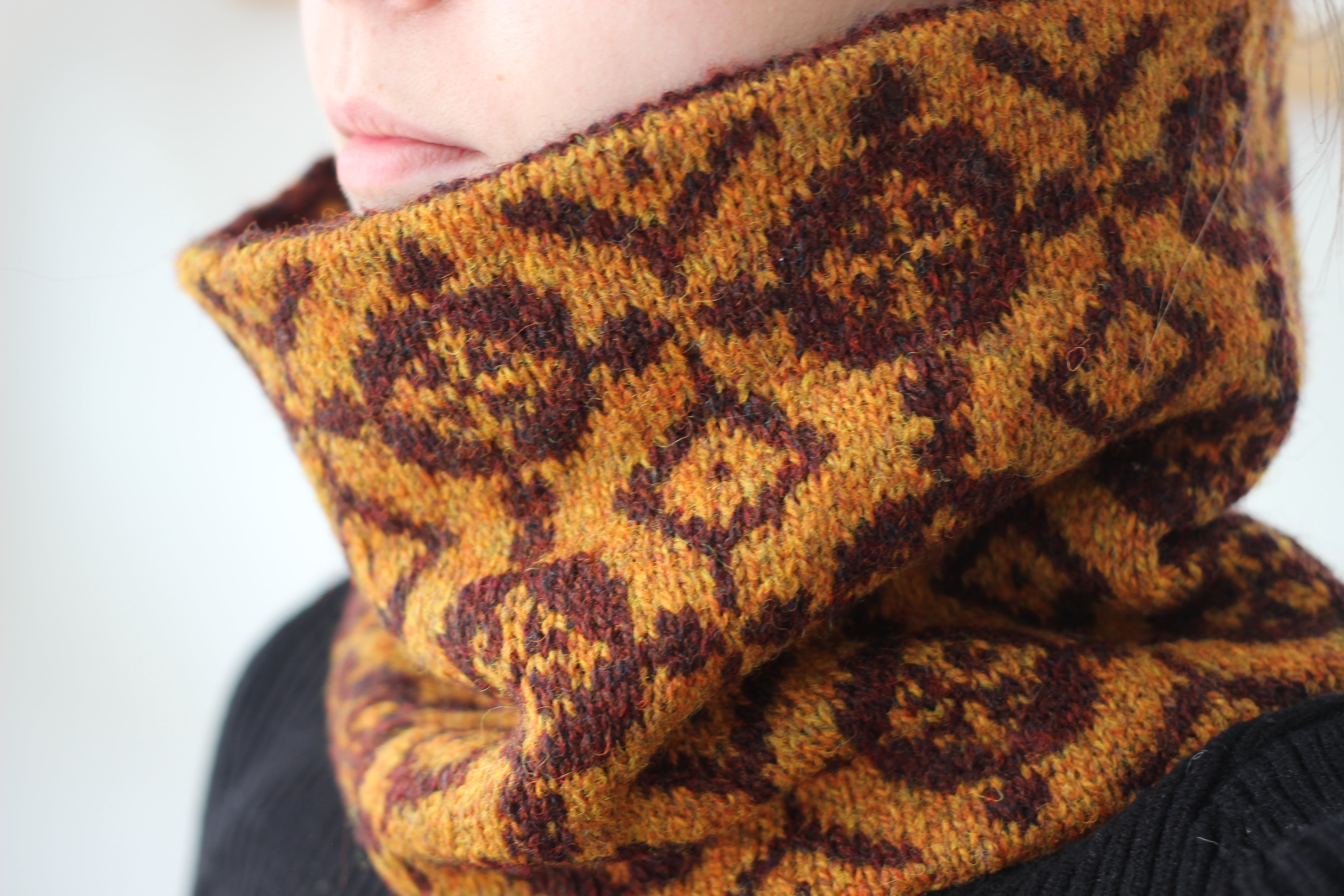 jamieson-smith-elizabethan-cowl-patron-tricot-snood-fair-isle image 3