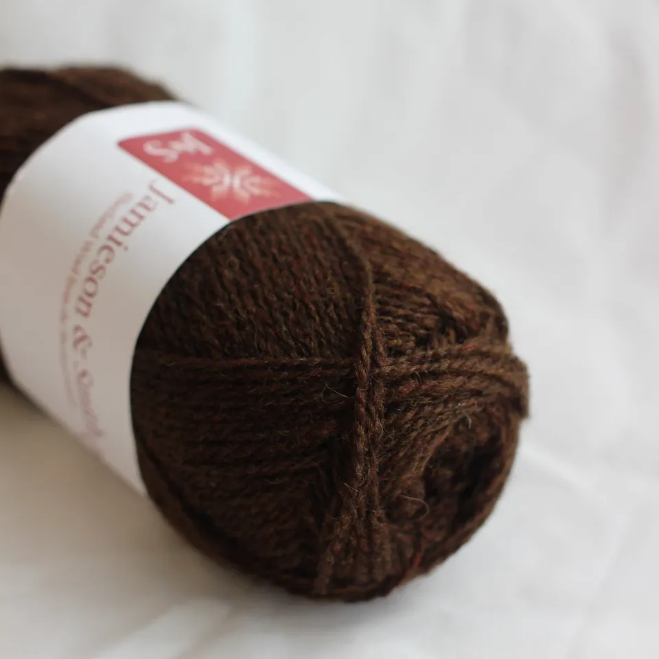 jamieson-smith-2ply-jumper-weight-5-fil-tricoter-25g-noir-teint image 1