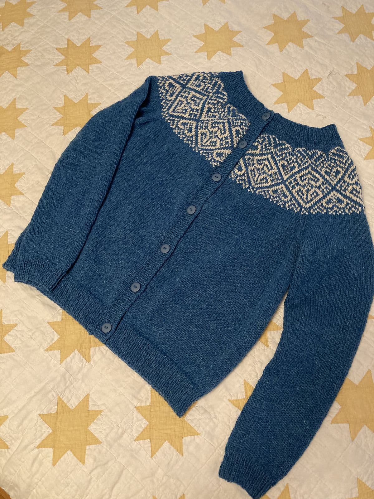 jamieson-s-of-shetland-smooriken-cardigan-mandy-moore-patron-gilet image 2