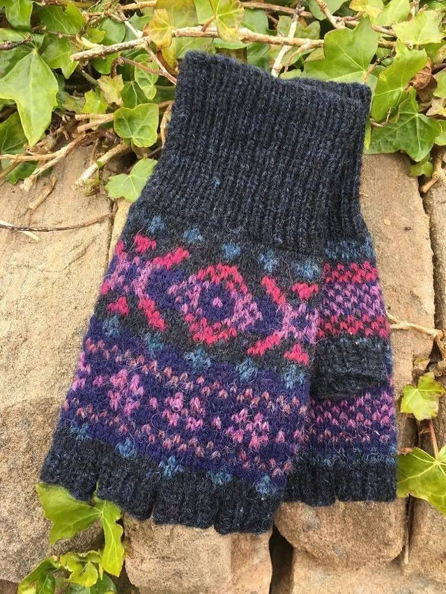 wilma-malcolmson-cosmos-mitts-patron-moufles-fair-isle image 1