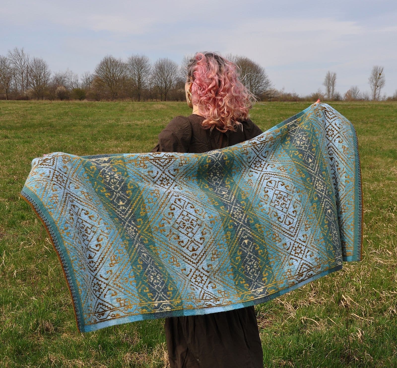 jamieson-s-pearl-of-orient-shawl-patron-ch-le-turquoise-et-or image 3