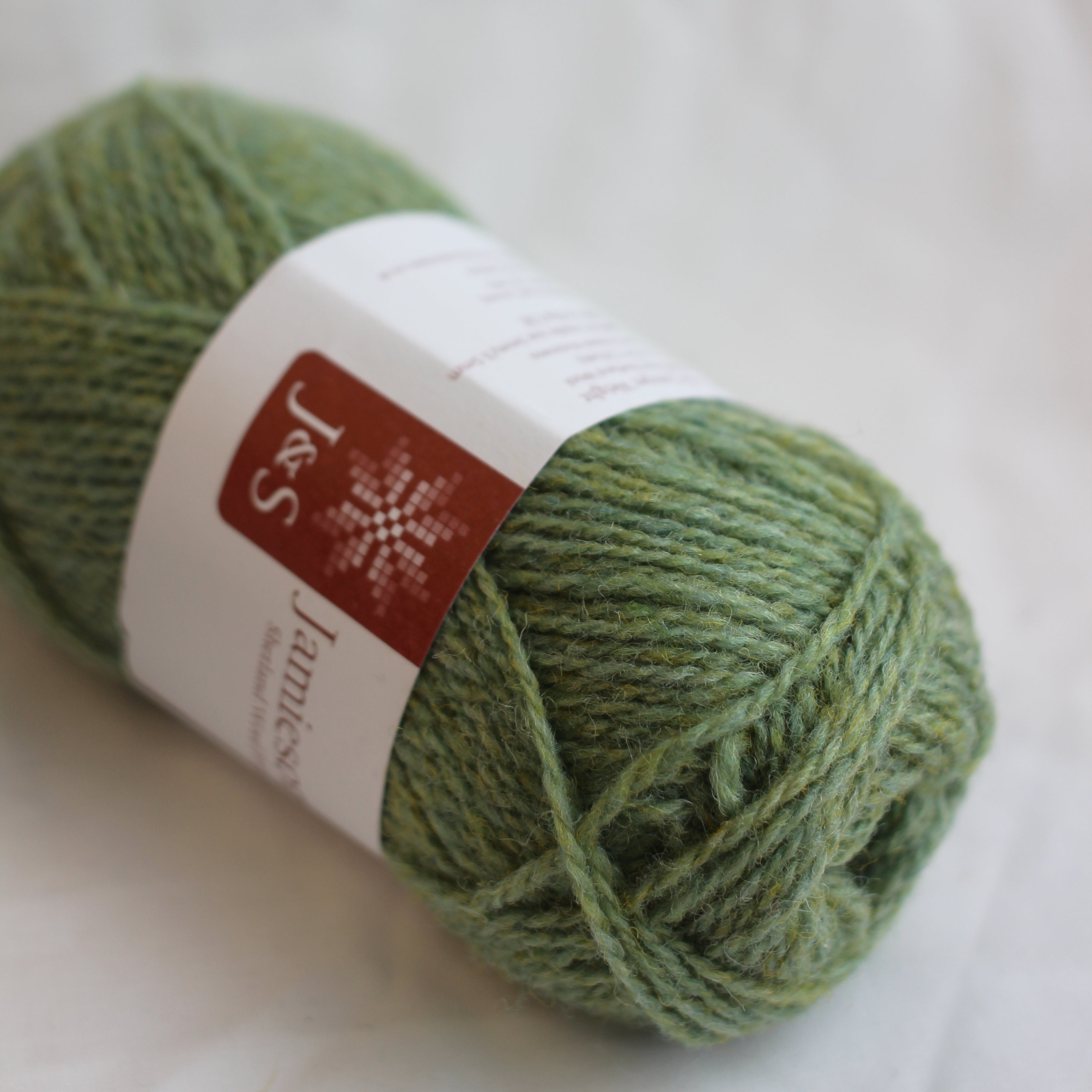 jamieson-smith-2ply-jumper-weight-pelote-laine-fc24-vert-clair image 1