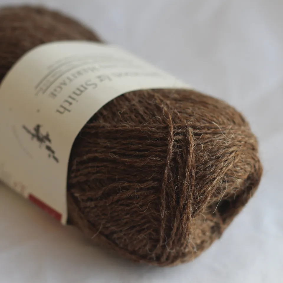 jamieson-smith-heritage-fil-naturel-moorit-25g image 1
