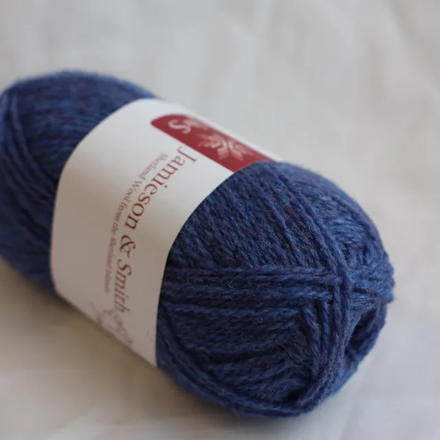 jamieson-smith-2ply-jumper-weight-fil-fc37-pelote-violet-bleu image 1