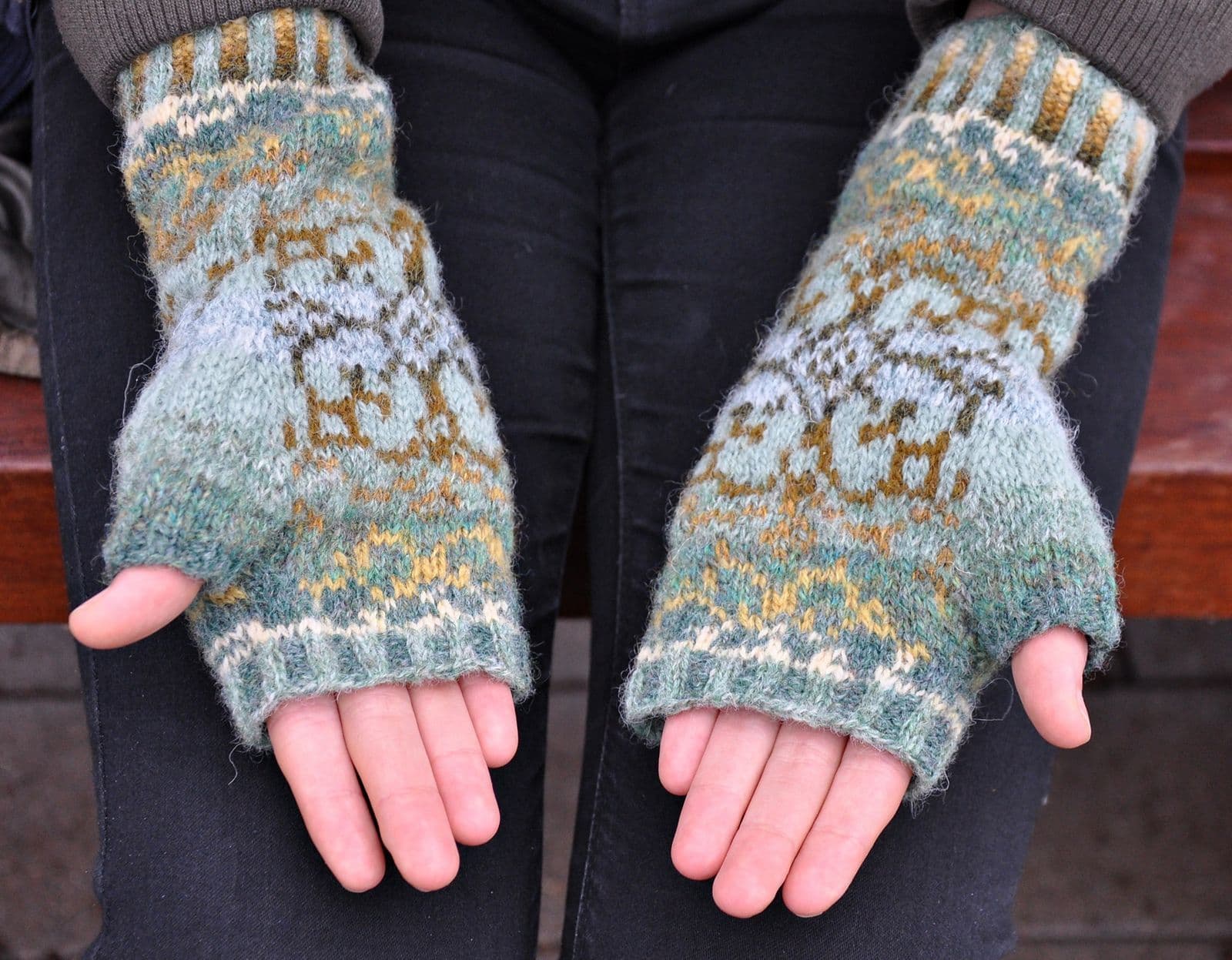 jamieson-s-autumn-leaves-mittens-patron-moufles-jacquard-marion-schlenzka image 2