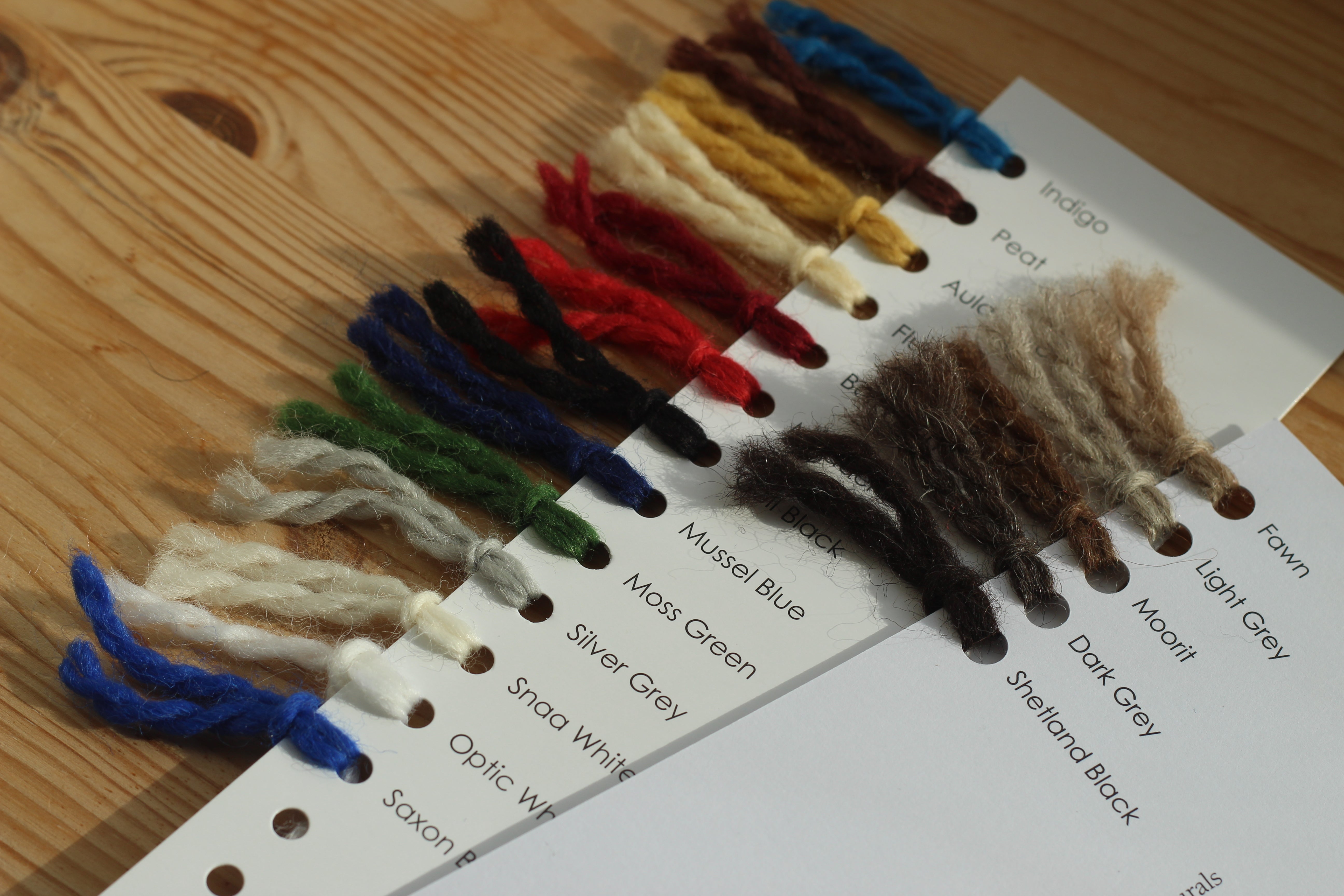 jamieson-smith-shade-cards-shetland-aran-nuancier-laine image 1