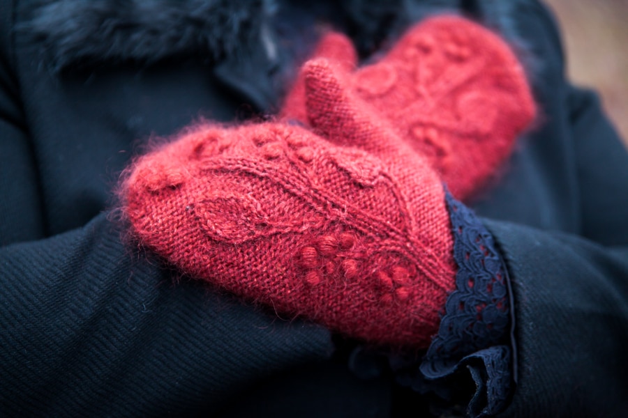 christallk-modeles-blood-trillium-set-patron-bonnet-moufles-mohair image 2