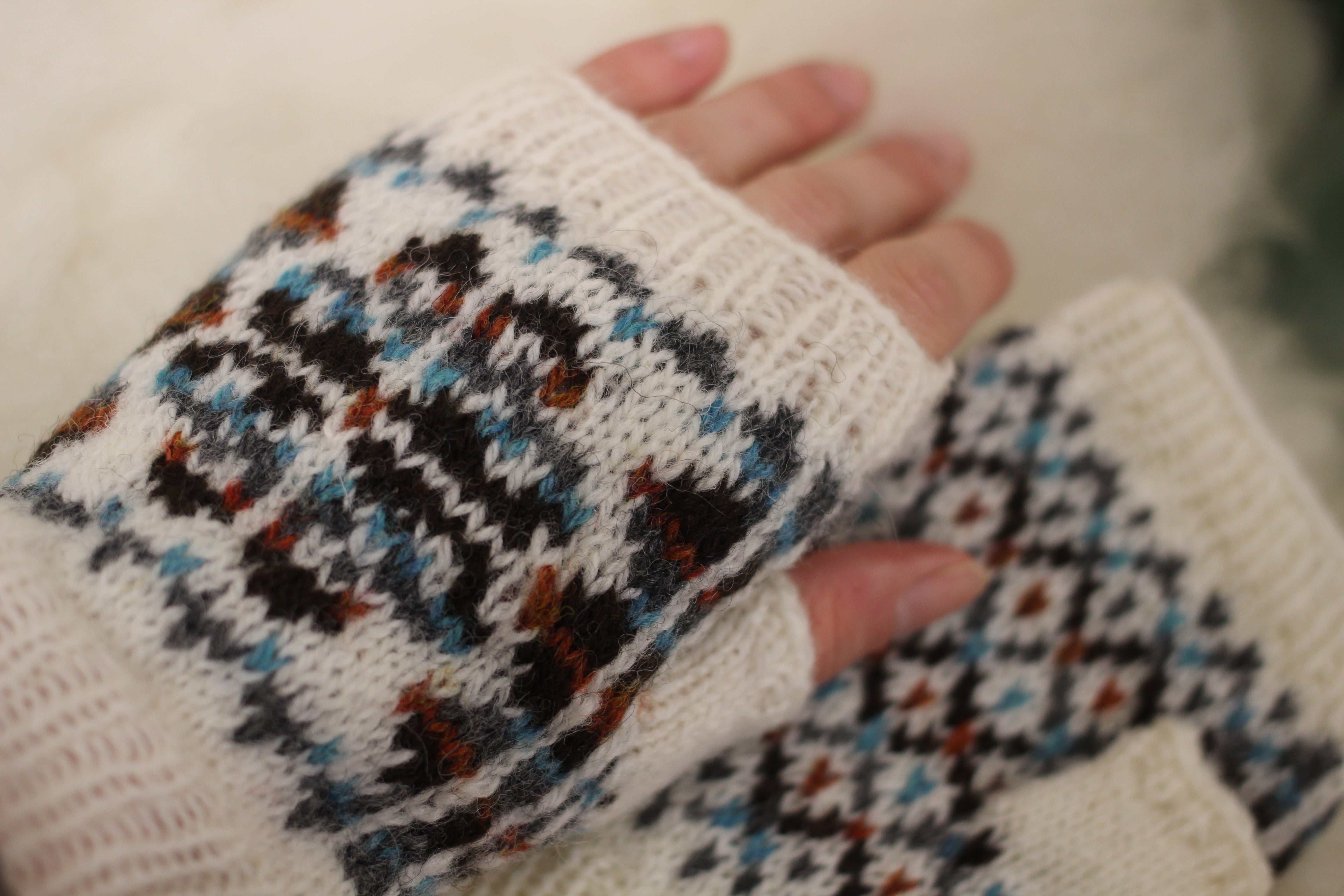 jamieson-smith-sissal-bonnet-moufles-patron-fair-isle image 3
