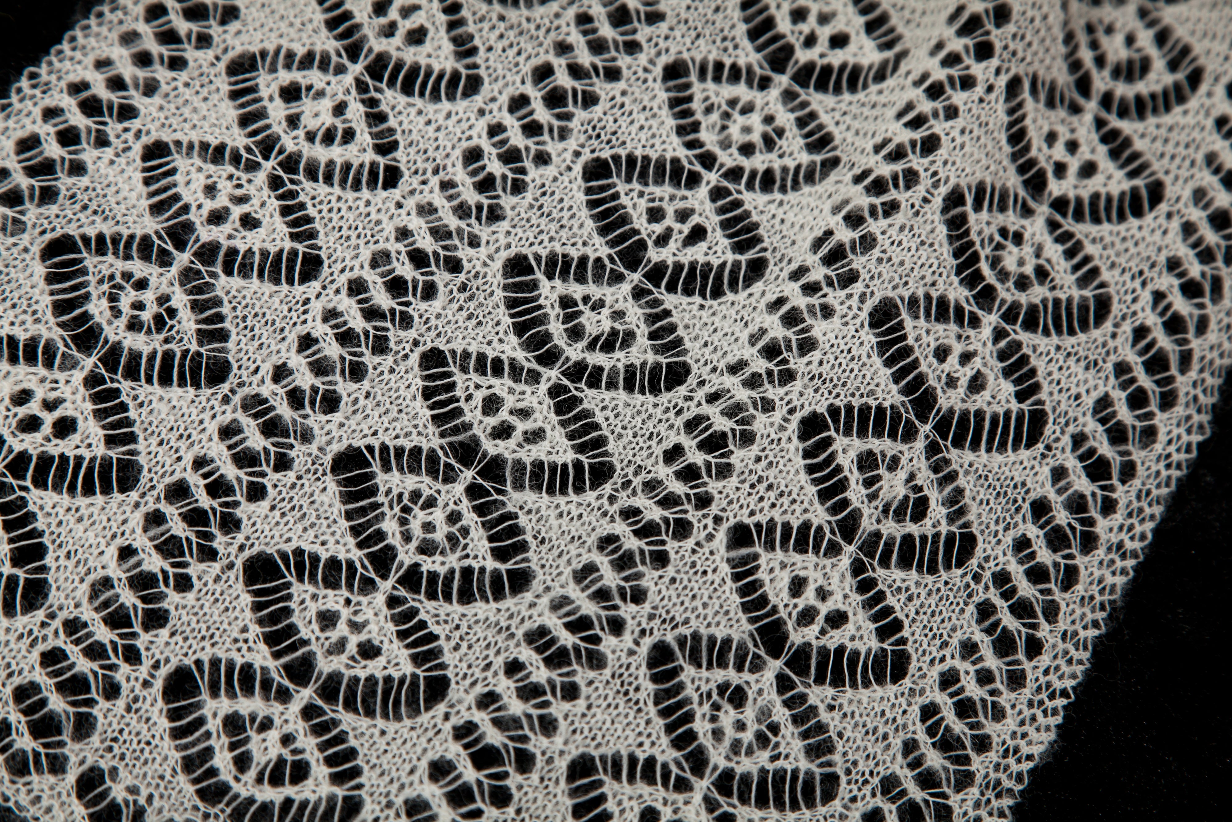 jamieson-smith-kits-dunella-scarf-kit-tricot-foulard-dentelle-fine image 3