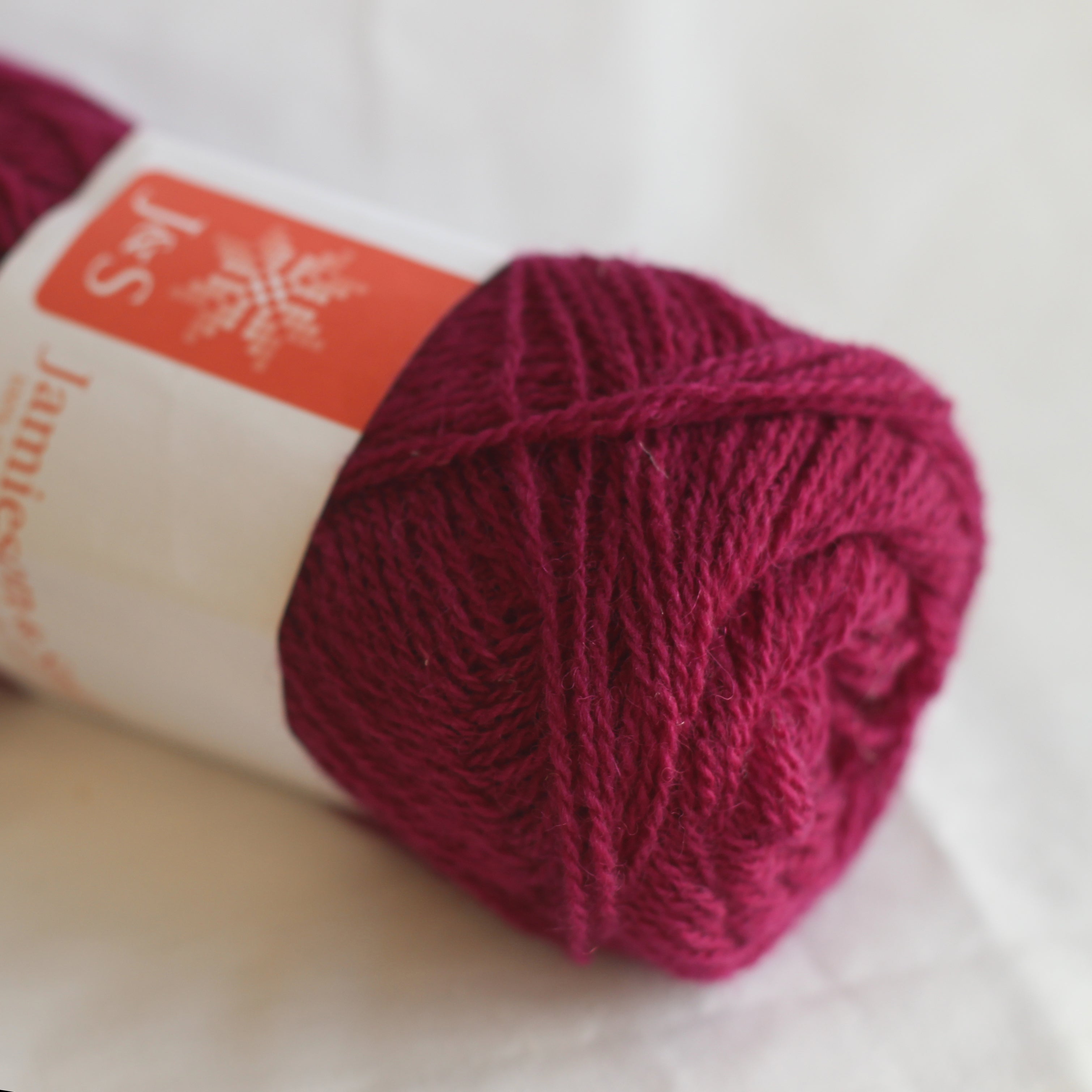 jamieson-smith-2ply-lace-weight-pelote-25g-l43-dentelle image 1