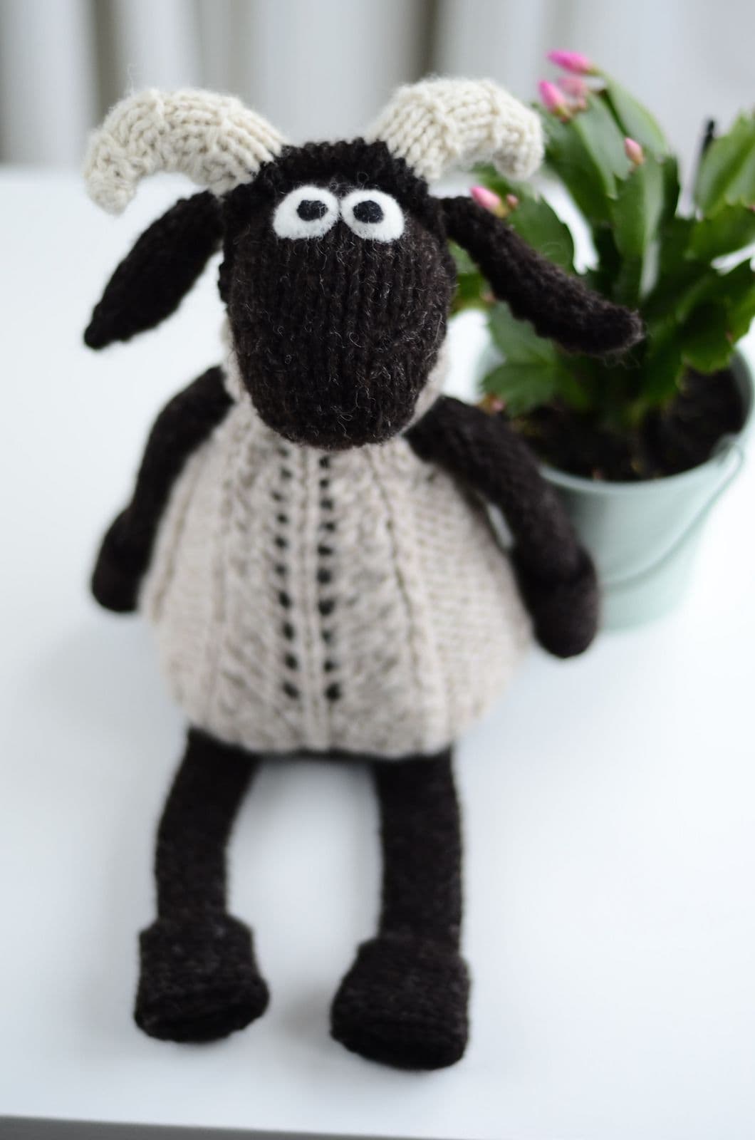 jamieson-s-wee-blackface-sheep-patron-tricot-mouton-janice-anderson image 1