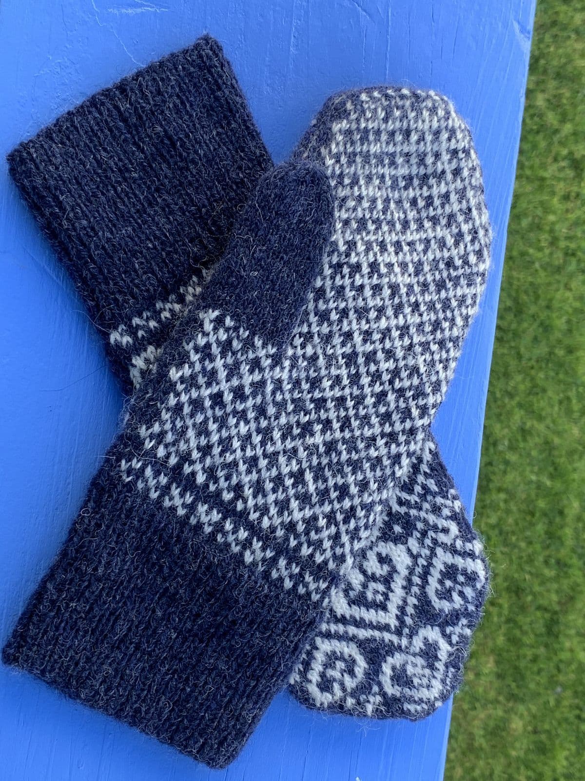 jamieson-s-smooriken-mittens-mandy-moore-patron-moufles-jacquard image 2