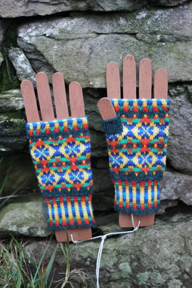jamieson-smith-parrots-rainforest-mitts-patron-mitaines-papier image 1