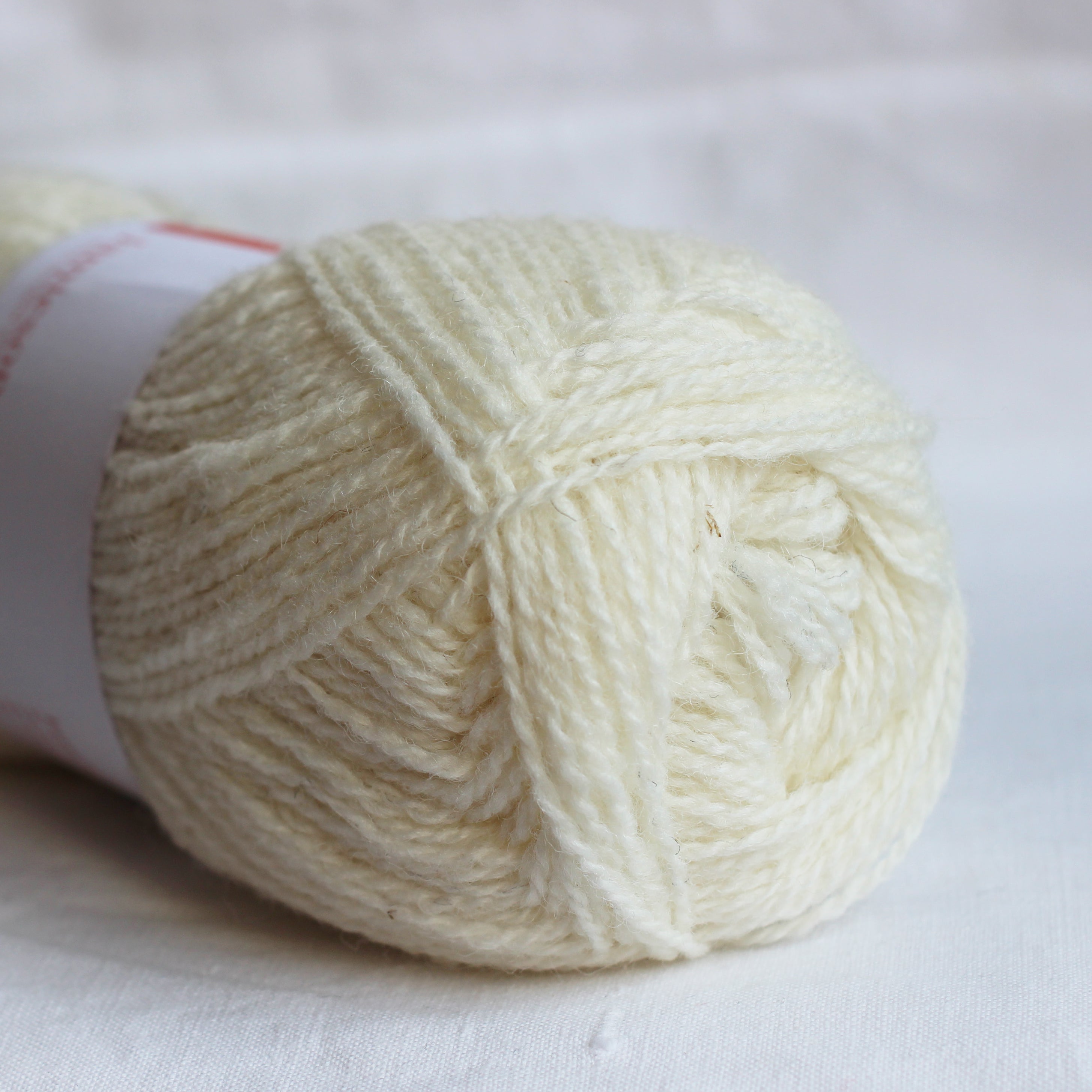 jamieson-smith-shetland-supreme-laine-2001-white-50g-cru image 1