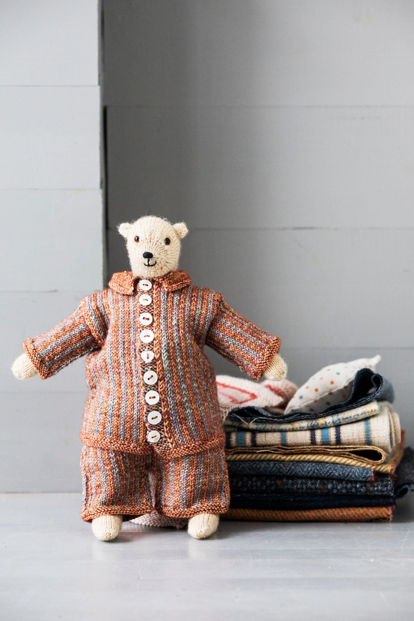 john-arbon-mouche-the-bear-kit-ours-dungas-copper-pjs-copper-grey image 2