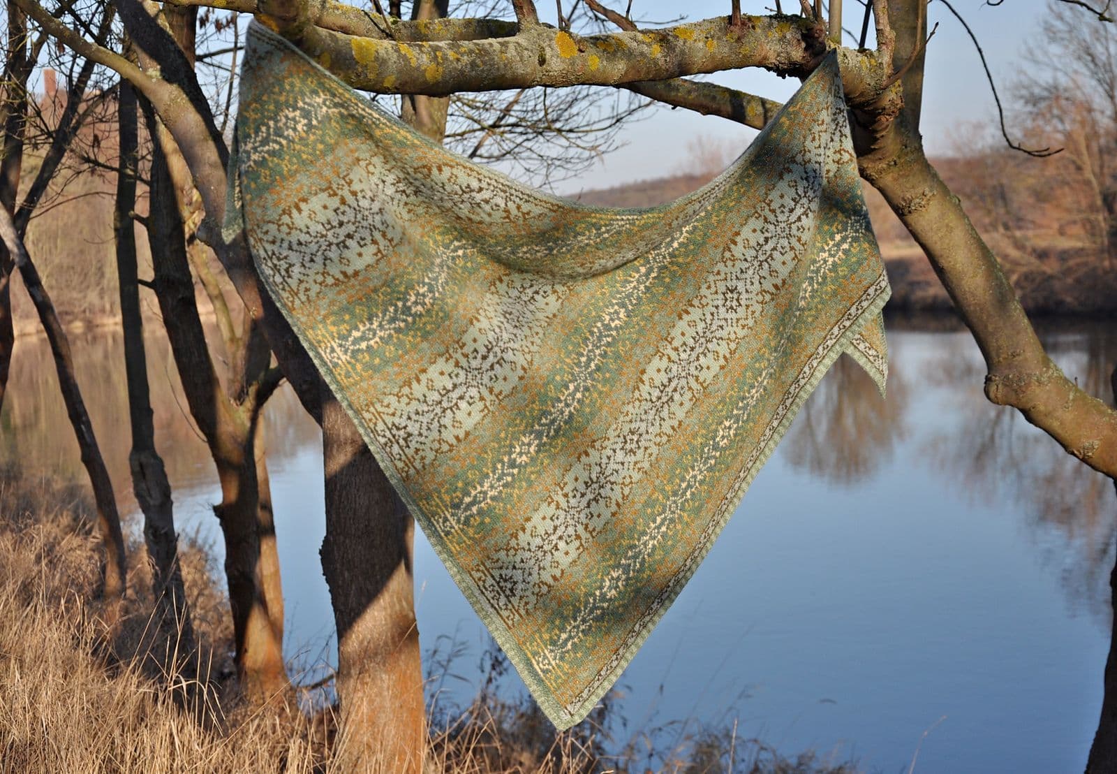 grassland-triangle-shawl-marion-schlenzka-patron-tricot-ch-le-10-coloris image 3