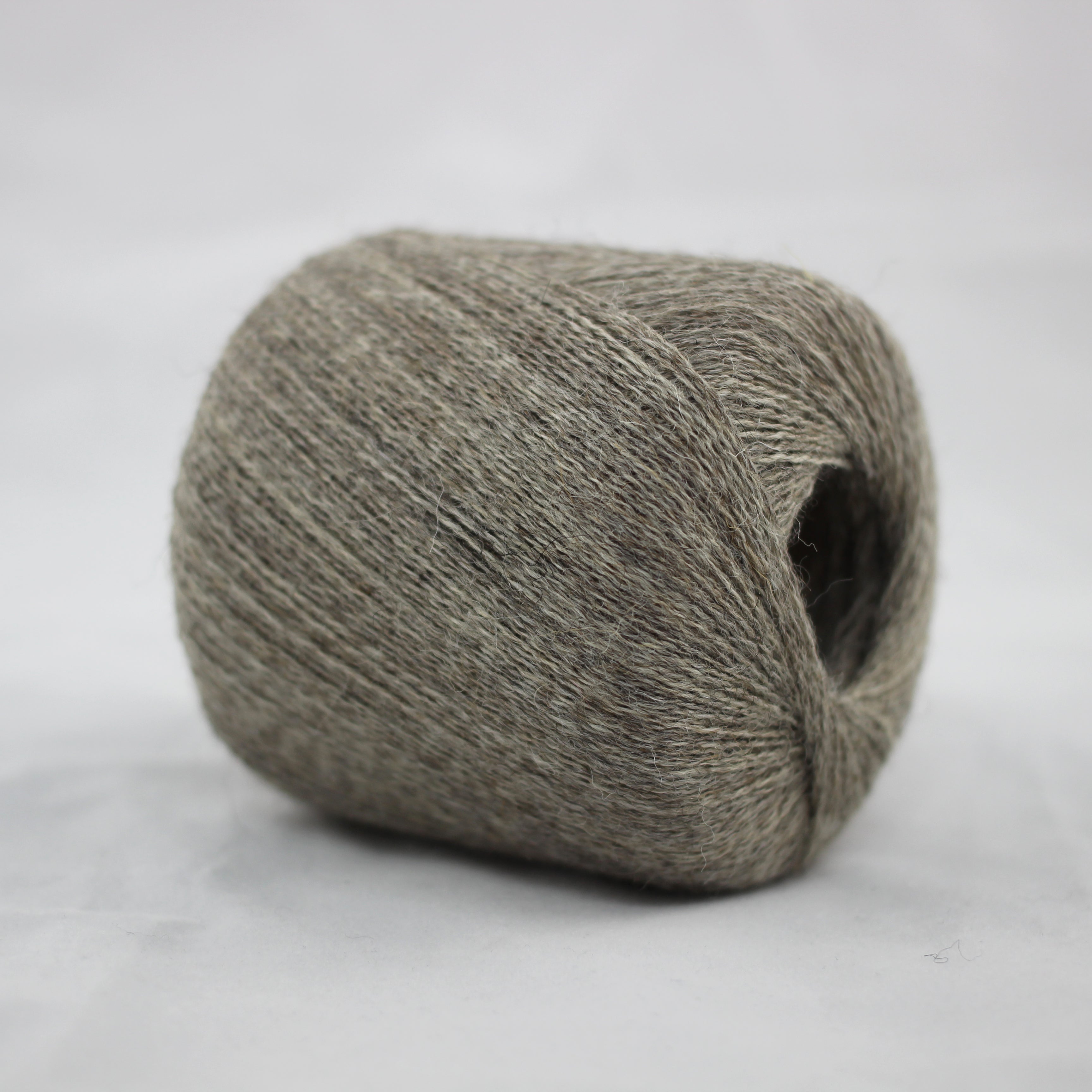 jamieson-smith-2ply-shetland-supreme-light-grey-pelote-dentelle-25g image 1