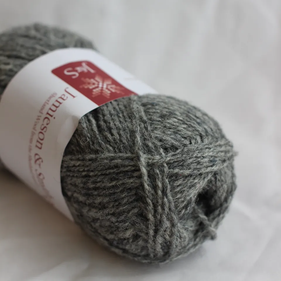 jamieson-smith-2ply-pelote-laine-grise-shade-27-25g image 1
