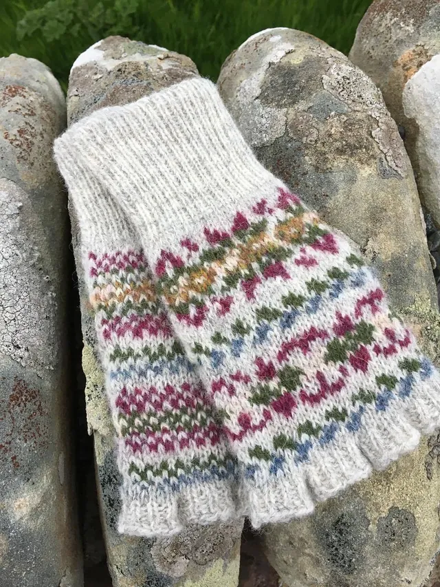 jamieson-s-seaweed-mitts-patron-mitaines-jacquard-wilma-malcolmson image 1