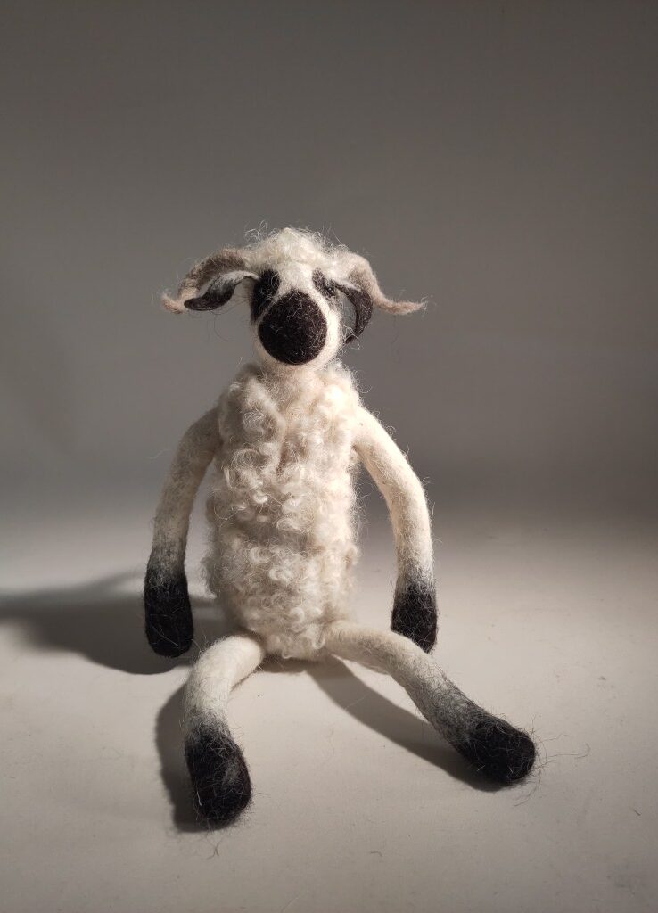 bellaventure-mouton-tondu-figurine-feutre-38-cm image 1