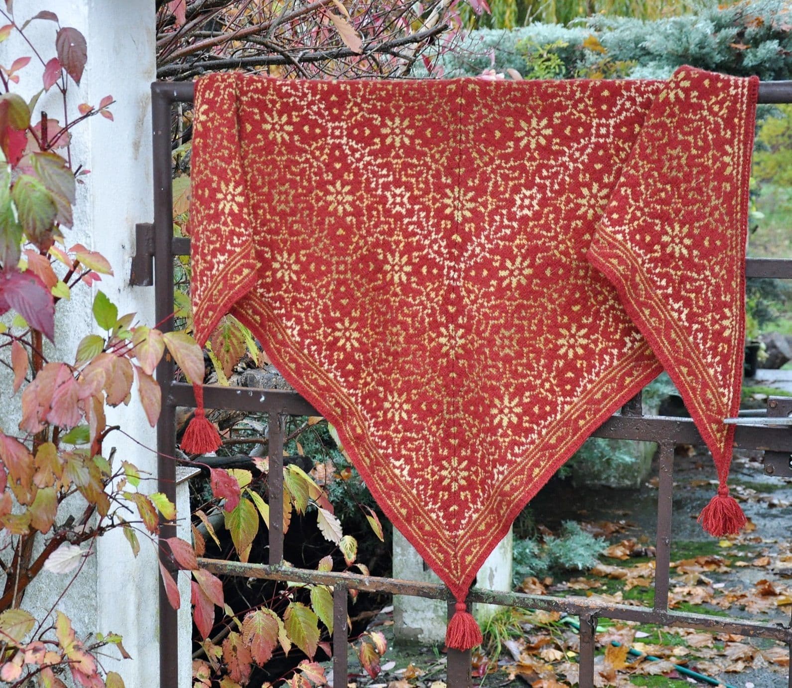 a-christmas-tale-shawl-marion-schlenzka-patron-ch-le-jacquard-pdf image 1