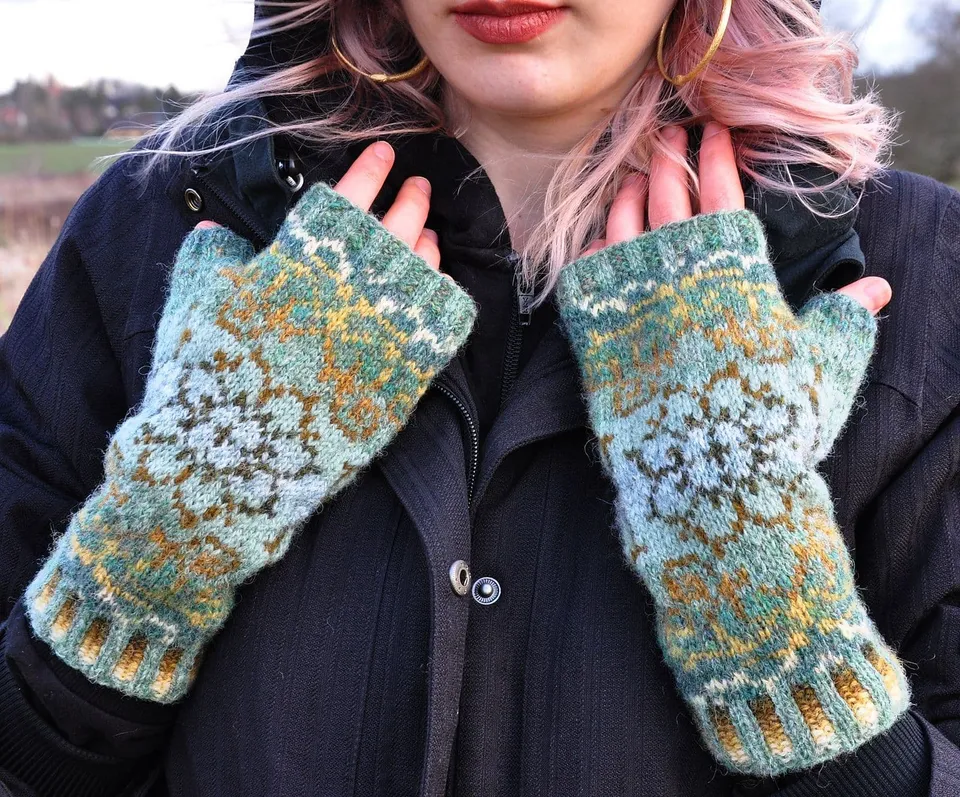 jamieson-s-helleborus-mittens-schlenzka-patron-mitaines-sans-doigts image 1