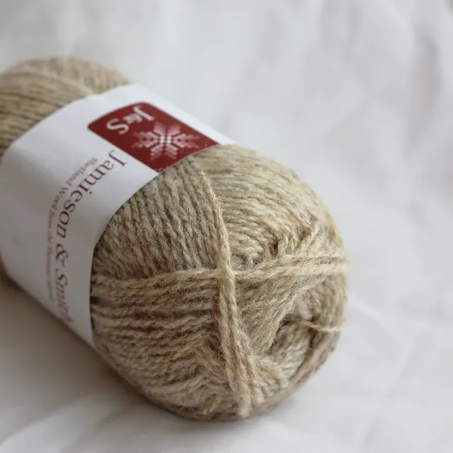 jamieson-smith-2ply-jumper-weight-fil-teinte-2-gris-fauve-25g image 1