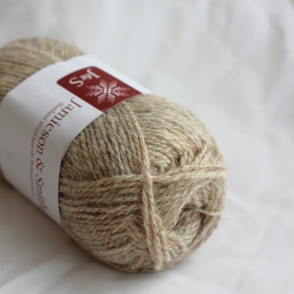 jamieson-smith-2ply-jumper-weight-fil-teinte-2-gris-fauve-25g image 1