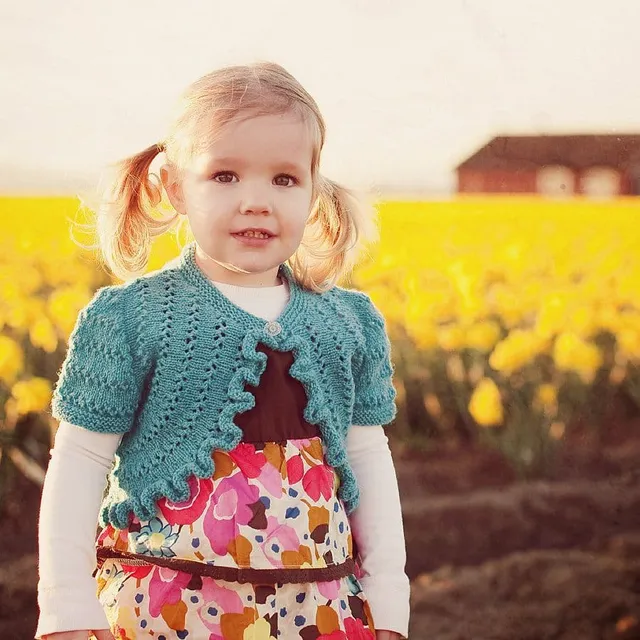 jamieson-s-of-shetland-mermaid-bolero-patron-fille-18-mois-6ans image 1