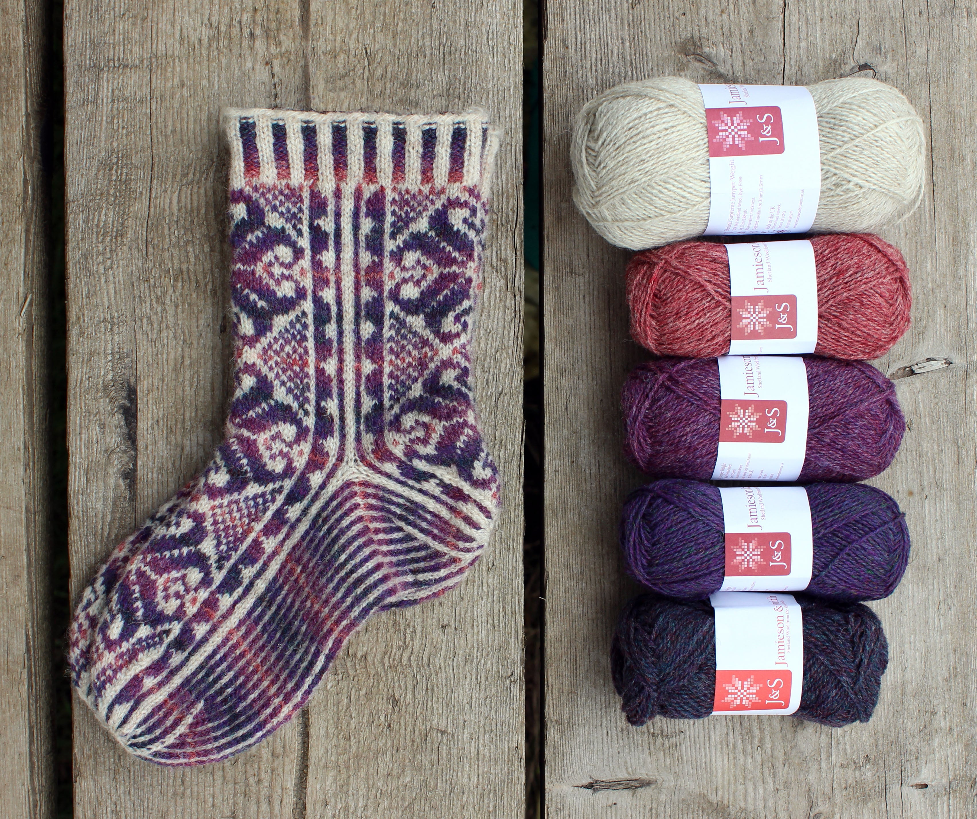 jamieson-smith-wool-brokers-kit-chaussettes-fair-isle image 2