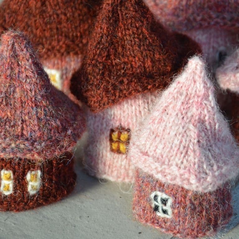 jamieson-s-little-house-patron-maisons-tricot-cache-uf-spindrift image 3